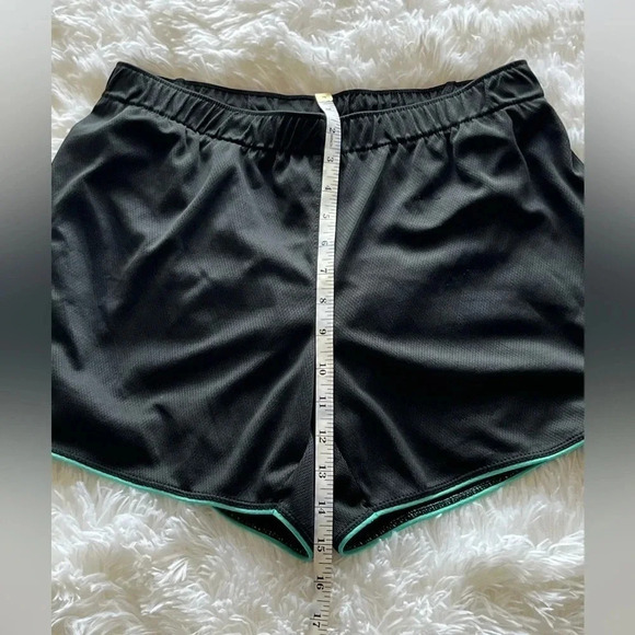 Women’s New Balance Athletic Shorts Size Medium - Picture 4 of 7